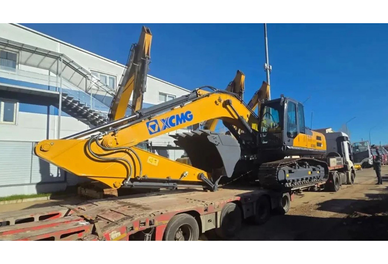 Отгрузили заказчику в Новгородской области два экскаватора — XE215C и XE260D
